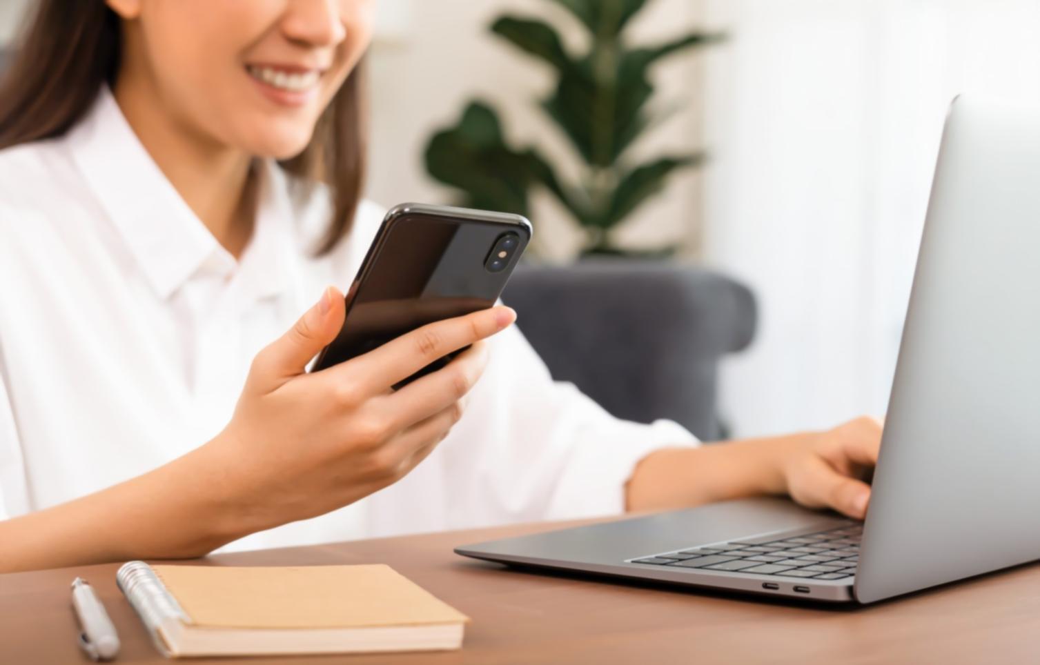 Sesión de planificación financiera con documentos y análisis