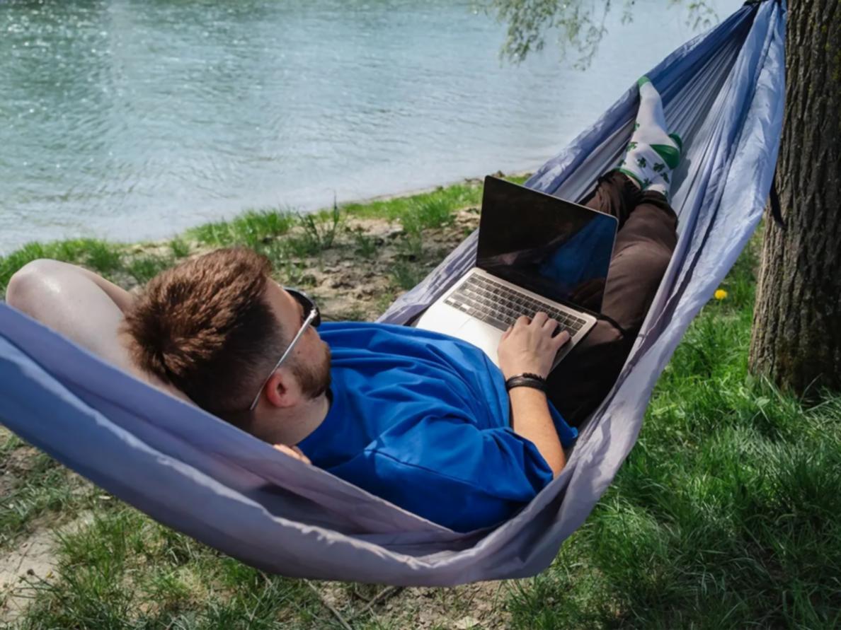 Estudiante revisando análisis financiero en computadora
