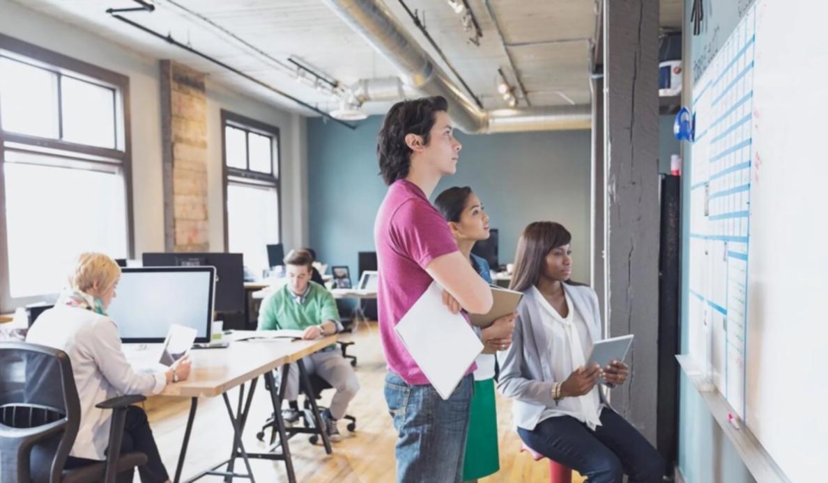 Equipo de asesoría financiera en sesión de trabajo colaborativo